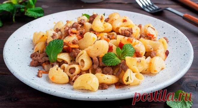 Ужин на скорую руку из того, что нашлось в холодильнике — читать на Gastronom.ru Полноценный и сытный ужин на всю семью, приготовленный за полчаса из того, что нашлось в холодильнике, — это вообще реально? Да еще как! И хотя у каждого из нас свое содержимое холодильника, определенный базовый набор, состоящий из сезонных овощей, я - статья на кулинарном сайте Gastronom.ru