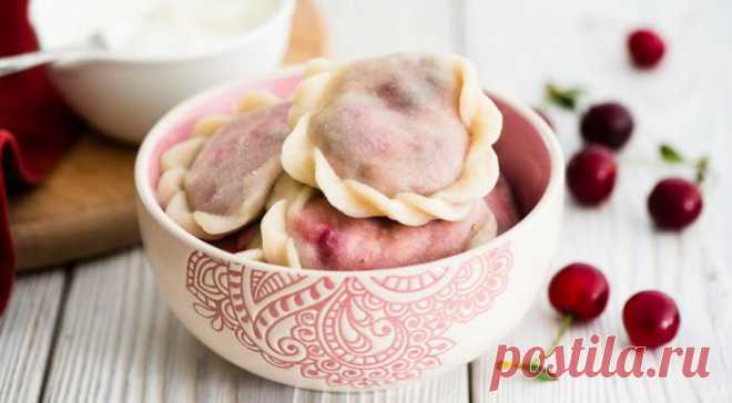 Вкусные вареники с вишнями Вареники с вишнями любит каждая украинская семья.Ингредиенты:Мука-3 стаканаВода 0,75 стаканаЯйцо 1 шт.Соль 0,5 ч. л.4 стакана вишниСахар 0,5 стакана Приготовление: Тесто раскатать не очень тонко, чтобы удержать вишни внутри вареника...