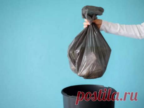 7 вещей, которые нельзя выбрасывать из дома, чтобы не навлечь на себя беду В прошлом люди всесторонне защищали себя и свои личные вещи от чужого влияния. Благодаря этому появилось много примет и поверий. Следовать им или нет — личное дело каждого, но любые приметы и предостережения рождались не на пустом месте. В частности, некоторые предметы лучше никогда не выкидывать, чтобы не навлечь на себя беду.