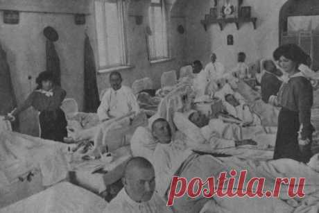 Marie and Anastasia visiting a hospital during WWI  /  
Источник:  imageshack.com   |  Pinterest • Всемирный каталог идей
