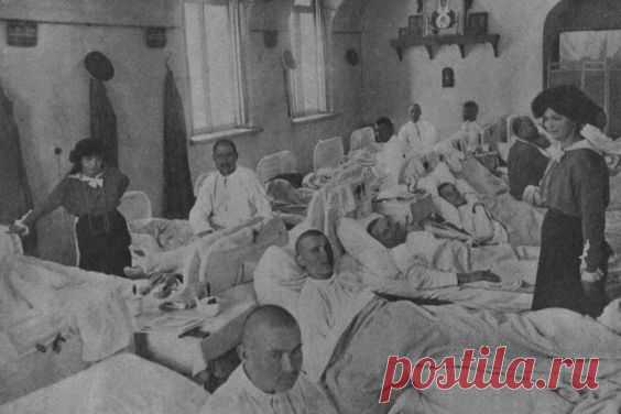 Marie and Anastasia visiting a hospital during WWI  /  
Источник:  imageshack.com   |  Pinterest • Всемирный каталог идей