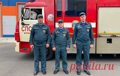 Одно из отделений МЧС спасло трех человек в ЧП под Брянском. Двое мужчин и женщина были тяжело ранены, находились в сознании, но сами перемещаться не могли, сообщил старший инструктор по вождению пожарной машины Андрей Голышев