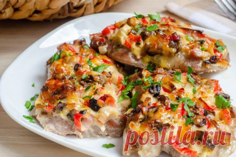 Отбивные из свинины, запечённые с крабовыми палочками, грибами и сыром 
Сочетание мяса с крабовыми палочками на первый взгляд кажется странным, но в готовом блюде оно очень удачное. Отбивные из свинины, запечённые под шубкой из крабовых палочек, грибов и сыра получаются очень сочными, аппетитными, с ярким и интересным вкусом.