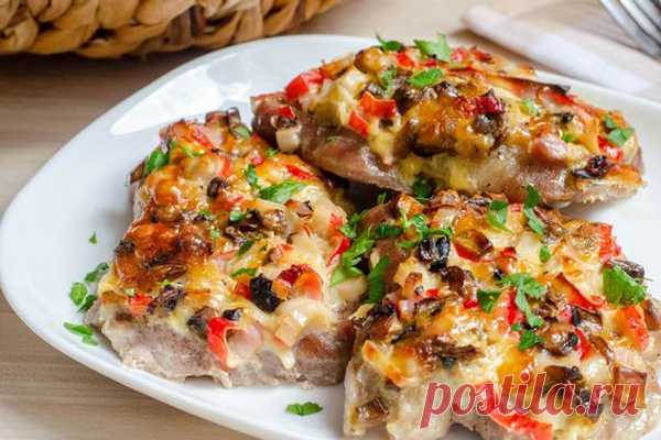 Отбивные из свинины, запечённые с крабовыми палочками, грибами и сыром 
Сочетание мяса с крабовыми палочками на первый взгляд кажется странным, но в готовом блюде оно очень удачное. Отбивные из свинины, запечённые под шубкой из крабовых палочек, грибов и сыра получаются очень сочными, аппетитными, с ярким и интересным вкусом.