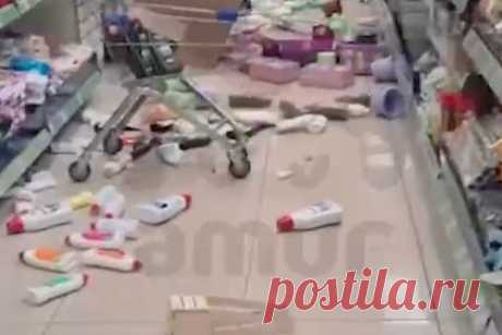 Глава Камчатки раскрыл подробности мощного землетрясения в регионе. После мощного землетрясения на Камчатке магнитудой 6,9 произошло несколько афтершоков. Подробности произошедшего раскрыл губернатор Камчатского края Владимир Солодов в Telegram-канале. По его словам, после землетрясения на некоторых домах образовались трещины и обвалилась штукатурка, где-то упали плиты со стен.