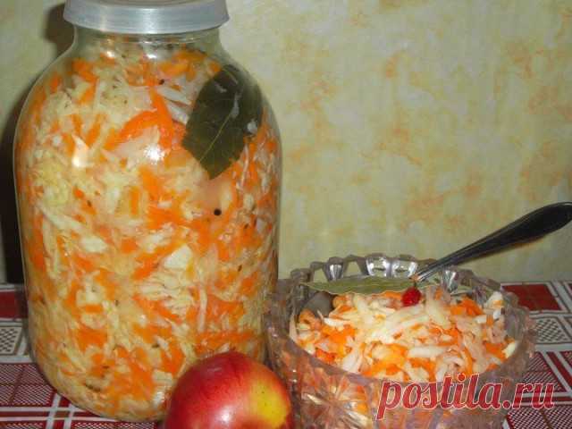 Моментальная квашеная капуста в банке — просто бесподобный рецепт!
Получается очень быстро, делается очень просто, а поедается моментально. Можете мне поверить, каждый год я делаю много банок за сезон и всегда ничего не остается.
Рецепт на сайте: http://sovet-podomu.ru/momentalnaya-kvashenaya-kapusta-v-banke-prosto-bespodobnyj-recept.html
