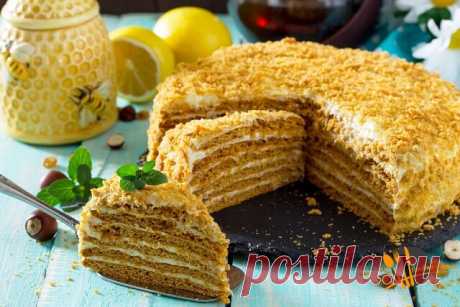 Особый медовый торт
Продукты:
- 3 ст. ложки меда
- 200 гр сливочного масла
- 1 ч. ложка соды
- 2 яйца
- 2 стакана сахара
- 2 стакана муки
- чернослив и грецкие орехи
- 500 гр сметаны
Приготовление:
1. На паровой бане растапливаем мед и половину пачки масла (100 грамм). Пока масса растапливается, в отдельной посуде взбиваем яйца со стаканом сахара. Когда мед и масло растопятся, добавляем в массу соду.
2. Вслед за содой, отправляем в кастрюлю с медово-масляной смесью взбитые...