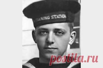 Погибшего в Перл-Харборе американского моряка похоронят спустя 80 лет. В США спустя 80 лет будет похоронен Герберт Джейкобсон — один из моряков, погибших во время нападения японской авиации на базу Перл-Харбор. Он был в числе более чем 400 моряков, погибших на авианосце «Оклахома» 7 декабря 1941 года. Его останки удалось опознать только несколько лет назад в числе еще 355 человек.