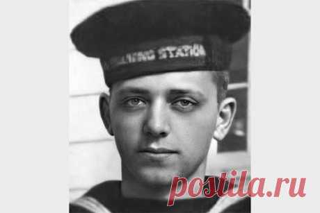 Погибшего в Перл-Харборе американского моряка похоронят спустя 80 лет. В США спустя 80 лет будет похоронен Герберт Джейкобсон — один из моряков, погибших во время нападения японской авиации на базу Перл-Харбор. Он был в числе более чем 400 моряков, погибших на авианосце «Оклахома» 7 декабря 1941 года. Его останки удалось опознать только несколько лет назад в числе еще 355 человек.
