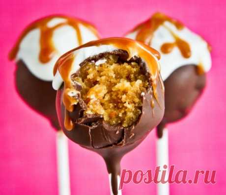 Банановые кейк попсы в шоколадной глазури Вкусные банановые кейк попсы в шоколадной глазури, украшенные сливками ифруктами и напоминающие забавных съедобных человечков, украсят и детский, и взрослый праздник