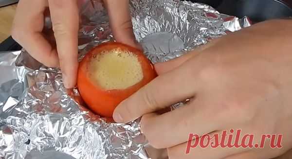 Запеченный помидор с яйцом