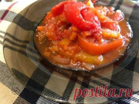 Это лечо - моя гордость
Без преувеличения, это самый-самый вкусный рецепт лечо. Моя гордость! Не было ещё ни одной зимы без него- всегда в первых рядах.
Есть можно и холодным, и горячим, добавив баночку в мясо.
Ингредиенты:
Помидоры (спелые)- 2 кг
Перец сладкий, обязательно красного цвета- 1,5 кг
Репчатый лук- 500 грамм
Морковь- 500 грамм
Растительное масло- 1 стакан
Сахарный песок- 1 стакан
Соль- 1,5 ст. л.
Уксус 9 %- 2 столовые ложки
Как готовить:
Готовить его просто, единственный нюан
