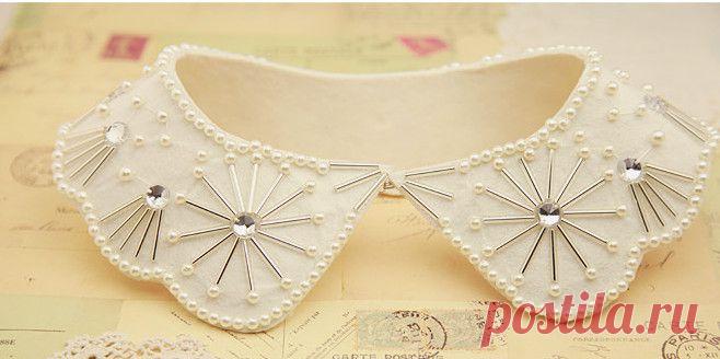 Нежный накладной воротничок, расшитый бусинами и стеклярусом.

Размер 43 см по внутренней окружности