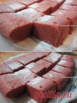КЛУБНИЧНЫЙ "РАХАТ-ЛУКУМ" | КУЛИНАРНЫЙ ЭДЕМ У СЕБЯ ДОМА
Рахат-лукум (тур. rahat-lokum) переводится как «кусочек удовольствия». Рецепт данного клубничного рахат-лукума, конечно, не соответствует всем правильным технологиям его приготовления, но это лакомство готовится очень просто и не требует никаких сложных ингредиентов. А в результате получаются очень вкусные и сладкие ягодные конфеты наподобие пастилы в форме кубиков, которые пользуются невероятным успехом у детей.