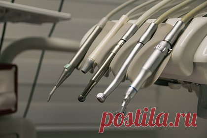 Россиянке сломали челюсть на приеме у стоматолога. В Башкирии женщине сломали челюсть на приеме у стоматолога. Жительница Нефтекамска пришла в клинику для того, чтобы удались зуб. При проведении процедуры врач травмировал россиянку. Женщина обратилась в суд с требованием возместить причиненный ей ущерб на полмиллиона рублей.