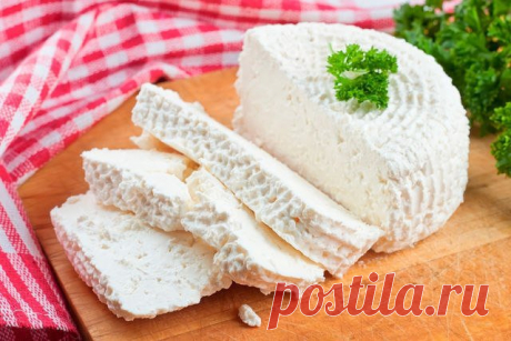 Простой, полезный и вкусный домашний сыр! 
на 100грамм - 63.95 ккалБ/Ж/У - 3.95/3.36/4.36 

Ингредиенты: 
1 л кефира 
1 л молока 
3 яйца 
3-4 ч.л. соли 

Приготовление: 
Кефир с молоком выливаем в кастрюлю, доводом до кипения, пока закипает взбиваем яйца с солью. Как только вскипел наш кефир с молоком, вливаем туда яйца с солью, так же доводим до кипения и кипятим на медленном огне минут 5-7, затем выливаем всё в дуршлаг застеленый марлей, когда всё стечет завязываем узел ...