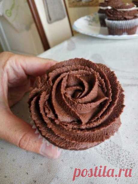 ШОКОЛАДНЫЙ ГАНАШ 🧁

Ещё одно удивительное изобретение французских кондитеров! Шоколадный ганаш — это эмульсия из шоколада и сливок, с добавлением сливочного масла или без него. Поражает простотой изготовления, изысканностью вкуса и многообразием форм, а значит и способов применения.

Именно таким кремом я часто выравниваю бока тортов, кладу его между коржами и делаю из него шапочку на капкейках.

Нальём в кастрюльку 400 г сливок 33%.

Доведём до кипения, снимем с огня и д...
