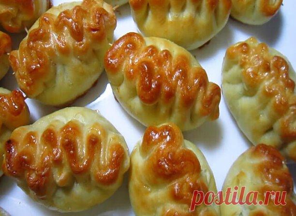 На днях знакомая угостила маленькими пирожками с яйцами, пюре и капустой, 
они мне так понравились! Мяяягкие, тающие во рту. Я сразу выпросила рецепт.  


Тесто:
Тёплая вода - 600 мл
Сахар - 2 ч.л
Соль - 1 ст.л без горки
Подсолнечное масло - 100 мл
Дрожжи - 11 гр (одна пачка)
Яйца - 2 шт
Мука - 1 кг (может чуть больше)

Начинка:
Картошка
Яйца с зелёным луком
Капуста с морковью

Количество ингредиентов для начинки берите на глаз.

1 начинка: 
Отварную картошку помять, добав...