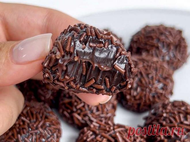 Конфеты тянучки Бригадейро 🍬 рецепт Я долго искала правильный рецепт традиционного бразильского десерта - конфет Бригадейро 🤤😍 и три раза их переделывала! 💪🏼 И вот, наконец-то, у меня получились эти бомбические, сладкие, тягучей консистенции шоколадные конфетки!)