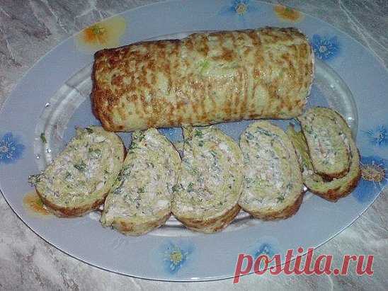 Рулет из кабачков с сыром, и чесноком 
2 шт кабачка средних
3 шт яйца
1 шт лук
1 стакан муки
соль и перец по вкусу
200 гр сыра
2 зубчика чеснока средних
1 пучок зелени
Приготовление по рецепту рулета из кабачка:
Натереть очищенный кабачок на крупной терке, добавить к нему мелко измельченный лук, яйца, муку, посолить, поперчить. Все хорошо перемешать. Выложить в прямоугольную форму на фольгу и запечь 15 мин при температуре 180 градусов (ставить в разогретую духовку).
Готовим начинку: с