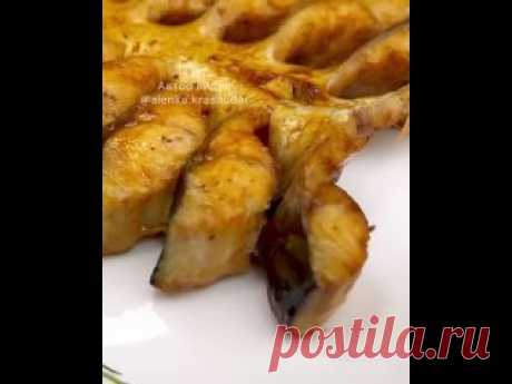 Запечённая скумбрия на праздничный стол 🐟 Ингредиенты:  Скумбрия - 1 шт Чёрный перец и кориандр - по вкусу  Соевый соус - 5 ст.л. Лимонный сок - 1 ст.л. Сахар - 1 ч.л. Масло растительное - 1 ст.л. Готовить 20 минут при 180 градусах. Приготовление на видео ☝️