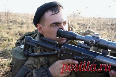 Для глаз:

1. Вращение кулаками вытянутых в стороны рук, стоя, активизирует мышцы, связанные с глазами и, расслабляя руки, плечи и шею, улучшает мозговое кровообращение.
2. Сжать один глаз с максимально возможным усилием, моргнуть другим глазом. Повторите несколько раз. Улучшается кровообращение, стимулируются слезные железы и успокаиваются глаза.
3. На выдохе сжимать указательным и большим пальцем переносицу в самом ее узком месте. На вдохе ослаблять нажим. Повторить неск...