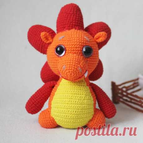 PDF Дракоша Тоша. FREE amigurumi crochet pattern. Бесплатный мастер-класс, схема и описание для вязания игрушки амигуруми крючком. Вяжем игрушки своими руками! Дракон, динозавр, динозаврик, dragon, dino, dinosaur, drache. #амигуруми #amigurumi #amigurumidoll #amigurumipattern #freepattern #freecrochetpatterns #crochetpattern #crochetdoll #crochettutorial #patternsforcrochet #вязание #вязаниекрючком #handmadedoll #рукоделие #ручнаяработа #pattern #tutorial #häkeln