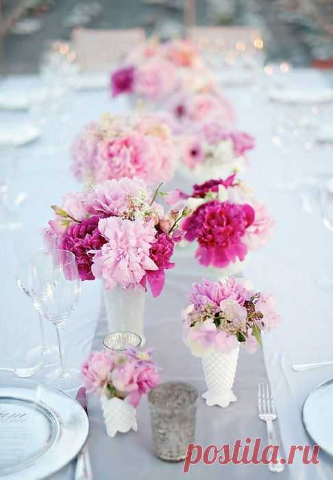 Омбре

В свадебной колористике по-прежнему на пике моды использование разных оттенков одного цвета. Плавный переход оттенка от одного к другому смотрится очень красиво, романтично и гармонично. Вы сможете использовать столько оттенков, сколько захотите, не боясь при этом сделать слишком пеструю свадьбу!