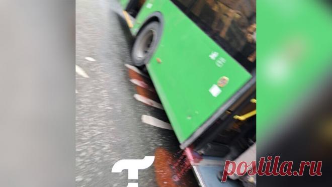 Школьницу ошпарило кипятком с антифризом во время поездки на автобусе в Тюмени. В Тюмени на девочку во время поездки на автобусе вылился кипяток с антифризом. Об этом со ссылкой на очевидца сообщает Telegram-канал "Тюмень N1". По информации Telegram-канала, инцидент произошел 2 августа в автобусе, ...