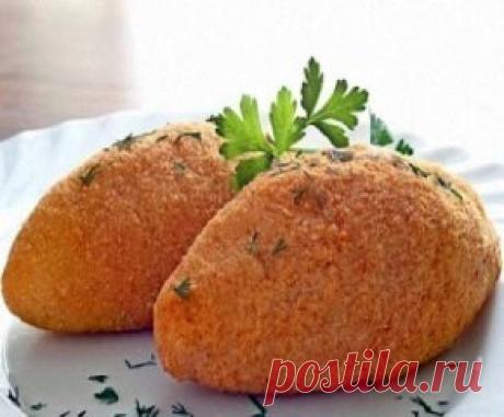 КОТЛЕТЫ ПО-КИЕВСКИ 
Ингредиенты
- 4 шт. филе куриное 
- 2 шт. яйца куриные 
- 100 г масло сливочное 
- 400 г масло подсолнечное 
- сухари панировочные 
- пучок зелень 
- по вкусу соль 
- по вкусу перец черный 
Приготовление: 
Измельчить петрушку.
В миске смешать сливочное масло с петрушкой.
Завернуть сливочное масло в пищевую пленку и убрать в морозилку на 20-30 минут.
Куриное филе раскрыть острым ножом, чтобы получился прямоугольник и слегка отбить.
На край филе выложить ...