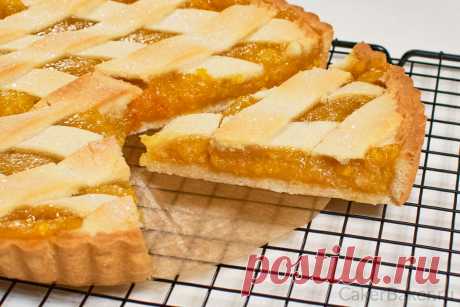 Лимонный пирог | Cakerbaker.ru
Потрясающий лимонный пирог из песочного теста с яркой начинкой. Начинка сочная и не слишком сладкая, идеальный баланс. В ней отчетливо чувствуются как лимонные, так и апельсиновые нотки. Любители цитрусовых точно оценят. Лимоны и апельсины мы измельчим вместе с кожурой, что придаст пирогу благородную еле уловимую горчинку. А чтобы вкус стал мягче, добавим апельсин и яблоко.
