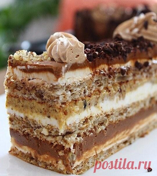 Хорватский торт
ИНГРЕДИЕНТЫ:
Для коржа:
3 х 5 яичных белков
3 х 10 ложек сахарной пудры
3 х 5 ложек молотых грецких орехов
3 х 2 ложки муки

Для крема:
1 литр молока
15 желтков
10 ложек сахара
9 ложек муки
250 г сахарной пудры
250 г маргарина / масла
150 г молотых грецких орехов
немного молока, чтобы запарить орехи
200 г темного шоколада
3 пачки сухих сливок для взбивания с ароматом ванили
200 мл молока или минеральной воды для разведения сливок

Приготовление:
1. Сделать ...