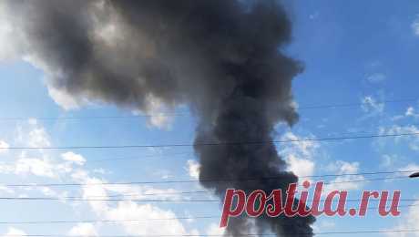 В Ростове-на-Дону произошел крупный пожар. Крупный пожар в Ростове-на-Дону тушат пожарные на площади 1 тысячи квадратных метров. Об этом сообщает ГУ МЧС по региону в Telegram-канале. &quot;Сообщение о возгорании по адресу: пер. Машиностроительный, 18 в пожарно-спасательную службу ...