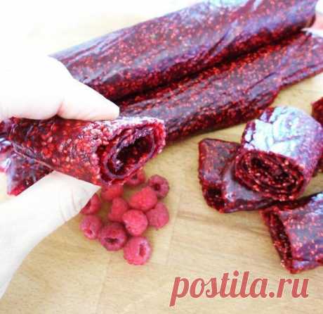 #правильноепитание #рецепты #зож #фитнесрецепты #диета #здоровье
Сладкое домашнее лакомство без Е - малиновая пастила 

Берём ягоды (смородина\малина/черника/клубника, любые практически) и измельчаем в блендере с сахаром. Для кислых ягод (смородина например) на 3 стакана ягод 1 стакан сахара, для сладких, типа малины на 4-5 стакана ягод - стакан сахара. Взбили, ставим на плиту и доводим до кипения, помешивая; затем немного остужаем и разливаем тонким слоем на укрытый перга...