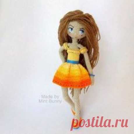 Yulia, happy dollmaker✌ @mint.bunny  расскажу немного о ней, но все в общем-то как обычно: хлопок, волосы – полушерсть, каркас через все тело, металлический гранулят. Снимается только обувь. И браслет. Можно делать причёски. (О, кстати, про прически тоже завтра покажу!) стоит сама, в обуви, и без обуви тоже. Но не как на фото, а если только более менее прямо вообще, все эти кукольные выкрутасы на фото, и позирования, – это просто мои уловки, в таких позах они стоять не могут