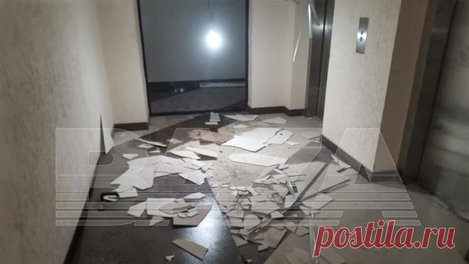 Появились подробности эвакуации раненой женщины с небоскреба в Саратове. В Саратове раненую женщину спускали по лестнице с 28-го этажа многоэтажного дома, в который врезался беспилотник. Об этом сообщает Telegram-канал Baza. По данным канала, множественные повреждения получили квартиры и фасад с 26-го по 29-й ...