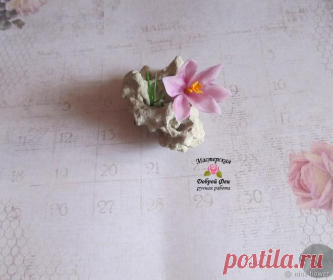 ​Реалистичный крокус из холодного фарфора