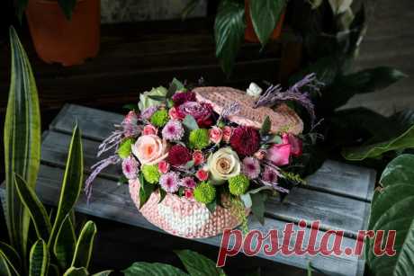 Профессиональные советы по аранжировке искусственных цветов.
В этой статье мы поделимся профессиональными секретами, экспертными советами и креативными подходами, которые помогут вам создавать потрясающие искусственные флористические ансамбли, вносящие жизнь и стиль в ваш интерьер.
Изображение от stockking на Freepik