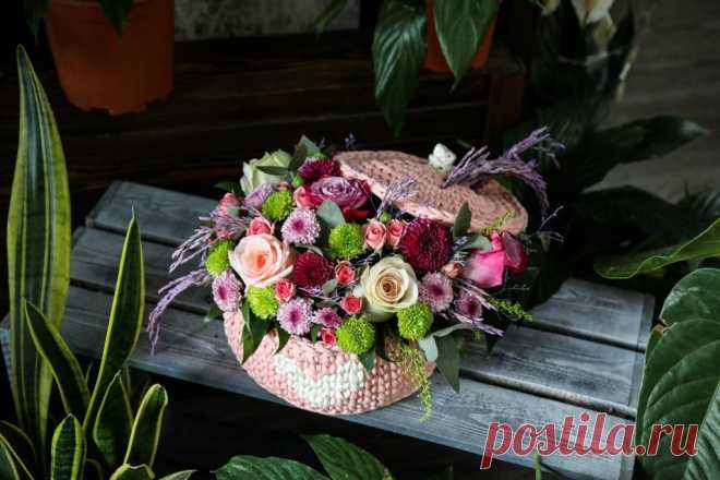 Профессиональные советы по аранжировке искусственных цветов.
В этой статье мы поделимся профессиональными секретами, экспертными советами и креативными подходами, которые помогут вам создавать потрясающие искусственные флористические ансамбли, вносящие жизнь и стиль в ваш интерьер.
Изображение от stockking на Freepik