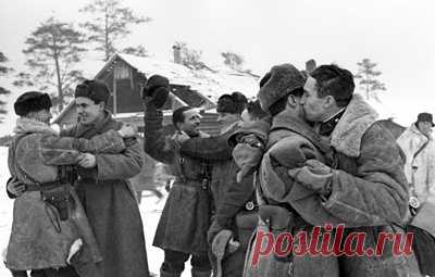 "Наши штыки на высотах Синявина": 80 лет назад Красная армия прорвала блокаду Ленинграда. Сражение на южном берегу Ладожского озера велось за 11-километровый выступ, рассекавший два советских фронта. Удерживая его, Германия делала снабжение Северной столицы посуху невозможным, обрекая многомиллионный город на голод