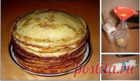 Блинчики из бутылки Блинчики из бутылки без мытья посуды.  Поместите в бутылку (1,5 л) компоненты для теста: 2 яйца, 10 полных столовых ложек муки высшего сорта, 3 столовые ложки сахара, ¹⁄₂ чайные ложки соли, 3 столовые ложки растительного масла, 600 мл молока. Взболтайте и перемешайте. Не бойтесь, комочков не будет, если тщательно взболтаете. В дополнении можем сказать, что тесто можно поставить в холодильник и приготовить блины ещё и утром Теперь смазывайте сковороду ра...