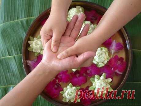 10 ступенек к долгой жизни Чтобы жить долго, надо не курить и делать зарядку… А вот и нет! Последние исследования показывают: у долголетия совсем не такой унылый рецепт. Хотя человеку генетически гарантированы 150 лет жизни, наш век значительно короче. И если средний японец умудряется дожить до 79 лет, то нигерийцы и сомалийцы с трудом дотягивают до 47. Наши соотечественники – где-то посередине. Между тем, тщательно изучив опыт долгожителей, специалисты разработали 10 правил, следуя которым…