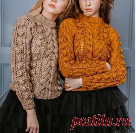 Свитер с шишечками и косой по центру