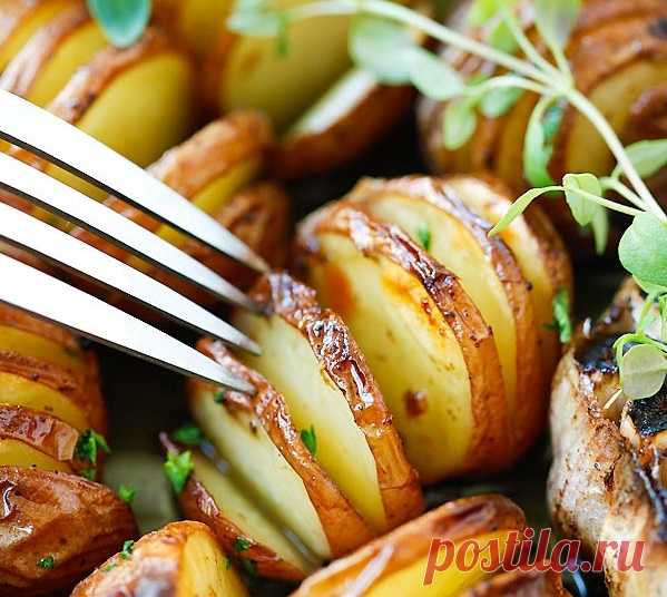 Ароматный жареный в духовке картофель с чесноком и травами