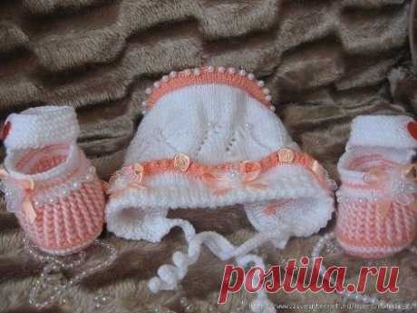 Шапочка  новорожденному
Описание 
1 . набираем 60 петель - белая нить 
2. провязываем 5 рядов платочной вязкой (1 ряд лицевые, 1 ряд изнаночные)
3. 1 ряд лицевыми по изнаночной стороне
4. 6 рядов платочной вязкой , меняем нить на розовую и 2 ряда платочой вязкой
5. 1 ряд- 2 вместе 1 накид
6. след.ряд - изнаночные, меняем нить на белую 2 ряда платочной вязкой
7. вязать по рисунку 15 - 30 ряд (см.схему пред. описания)
8. 2 ряда платочной вязкой
9. затем разделить работу на 4 спицы ( получается на