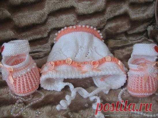 Шапочка  новорожденному
Описание 
1 . набираем 60 петель - белая нить 
2. провязываем 5 рядов платочной вязкой (1 ряд лицевые, 1 ряд изнаночные)
3. 1 ряд лицевыми по изнаночной стороне
4. 6 рядов платочной вязкой , меняем нить на розовую и 2 ряда платочой вязкой
5. 1 ряд- 2 вместе 1 накид
6. след.ряд - изнаночные, меняем нить на белую 2 ряда платочной вязкой
7. вязать по рисунку 15 - 30 ряд (см.схему пред. описания)
8. 2 ряда платочной вязкой
9. затем разделить работу на 4 спицы ( получается на