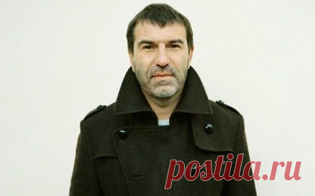 И я понял в этот момент, по кому скучаю. Я понял, какого человека мне не хватает в жизни. Я со всей ясностью осознал, по кому я невыносимо тоскую, тоскую давно, и кого мне так недостаёт каждый прожитый мною день. Это конкретный человек. Мне он необходим, и я по нему скучаю. Я скучаю по себе, счастливому.

Евгений Гришковец Сатисфакция