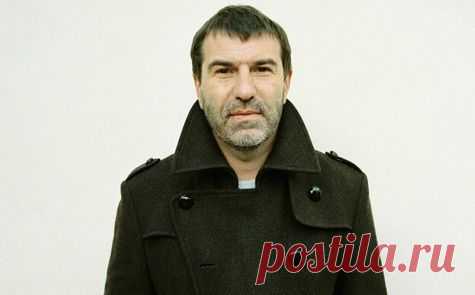 И я понял в этот момент, по кому скучаю. Я понял, какого человека мне не хватает в жизни. Я со всей ясностью осознал, по кому я невыносимо тоскую, тоскую давно, и кого мне так недостаёт каждый прожитый мною день. Это конкретный человек. Мне он необходим, и я по нему скучаю. Я скучаю по себе, счастливому.

Евгений Гришковец Сатисфакция