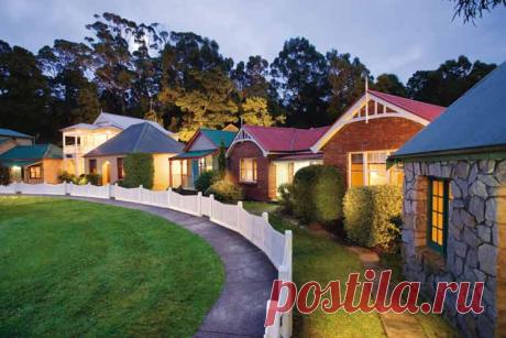 Strahan: Is This Australia’s Most Interesting Town | Australian ... - CitiesTips.com This is a picture of Strahan Australia