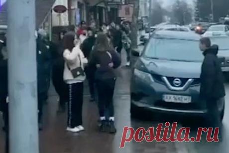 Подростки из «ЧВК Редан» устроили антивоенные акции на Украине. Представители неформального молодежного объединения «ЧВК Редан» устроили антивоенные акции в украинских городах. Отмечается, что группы подростков с соответствующими лозунгами вышли на улицы Полтавы и Ровно. Ранее также сообщалось о массовых драках, которые представители «ЧВК Редан» устраивали в городах Украины.